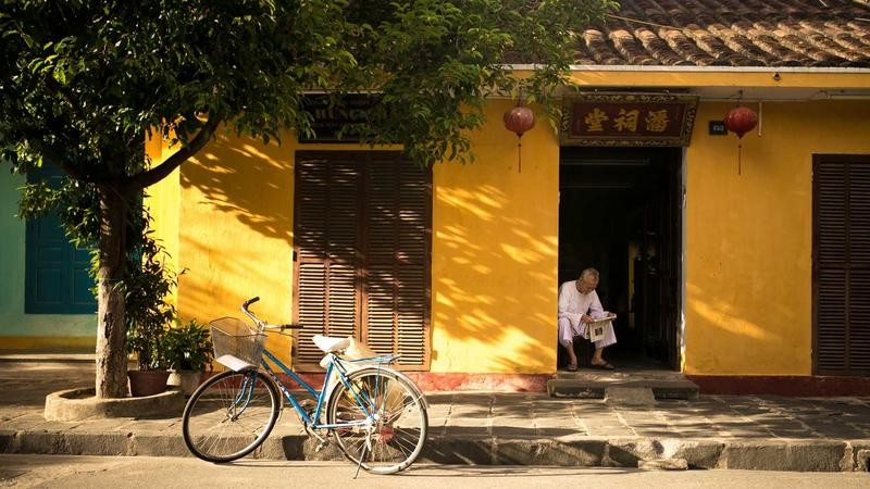 国产同事露脸对白在线视频：真实职场互动背后的情感共鸣与内容价值解析